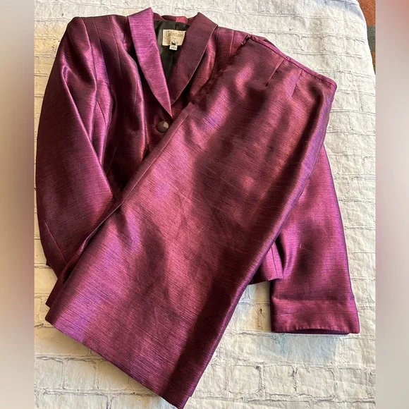 Le Suit Burgundy Skirt Set - Picture 3 of 10